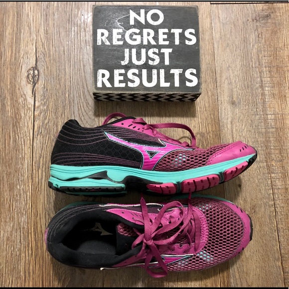 Mizuno Shoes - Women’s Mizunos great condition with BONUS!